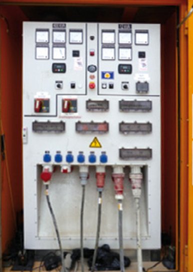 Abb. 14 Anschlussfeld eines Stromerzeugers
mit integrierten RCDs