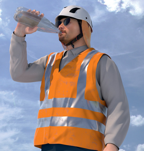 Mann trinkt aus Flasche