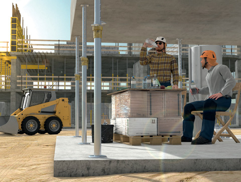 Mann trinkt aus Flasche