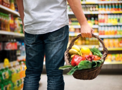 Mann mit Einkaufskorb im Supermarkt