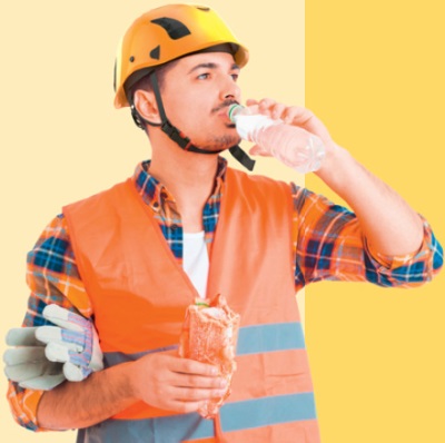 Bauarbeiter mit Baguette und Wasserflasche