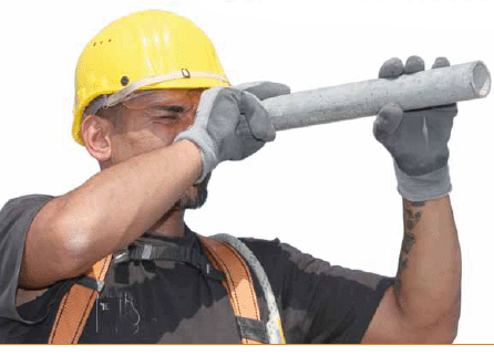 Bauarbeiter bei baustoffprüfung