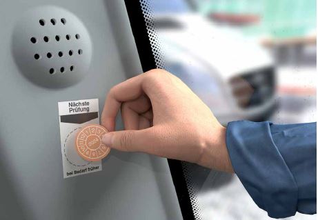 Abb. 97 Kleben der Prfplakette