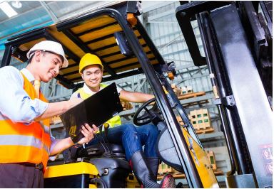 Abb. 102 Ausbildung fr den Umgang mit Gabelstaplern