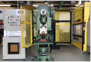 Abb. 39 Exzenterpresse mit steuernder trennender Schutzeinrichtung, feste Verkleidung, Fuschalter, Betriebsartenwahlschalter und Schaltsperre