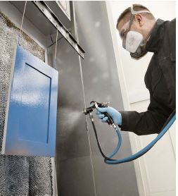 Abb. 72 Schutzkleidung beim Lackierspritzen