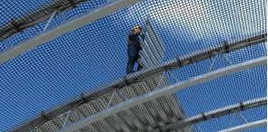 Abb. 96 Verlegen von Profiltafeln auf dem Dach