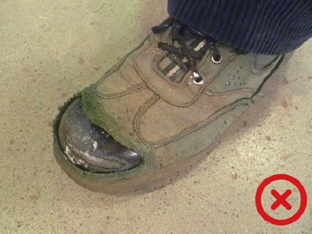 Abb. 10 Ablegereif, insbesondere da der Schuh im Vorderfu�bereich zerschlissen ist, die Zehenschutzkappe liegt frei.