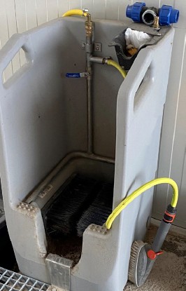 Abb. 11 Stiefelwaschanlage