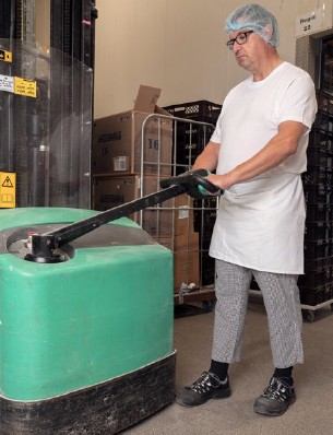 Abb. 17 Gefahr des Ansto�ens/Anfahrens durch Hubwagen im Vorfu�bereich