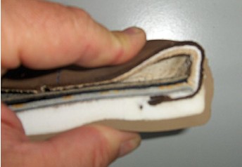 Abb. 18 Berufsschuh mit eingebauter Vorderkappe aus Kunststoff nur zur Formgebung � Zusammendr�ckbarkeit mit den Fingern verdeutlicht die fehlende Schutzfunktion