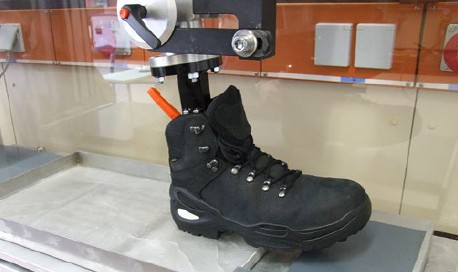 Abb. 32 Rutschhemmungspr�fung nach DIN EN ISO 13827 mit Boden-Schuh-Testger�t