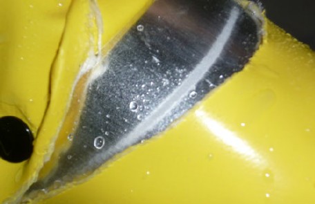 Abb. 43 Schnitt von Wasserstrahlt innerhalb des Gamaschenbereichs nach o. g. Kriterien. Die metallische Einlage hat den Wasserstrahl zur�ckgehalten.