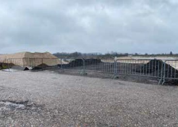 Abb. 12 Absperrung der Kippstelle bei Entnahme von Material am Haldenfu