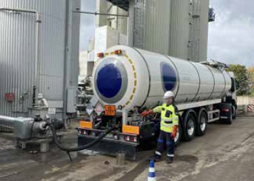 Abb. 15 Mit PSA ausgersteter Lieferant, Sicherheitsbereich gekennzeichnet