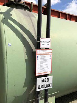 Abb. 21 Kennzeichnung Tank und Betriebsanweisung gut sichtbar angebracht