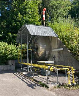 Abb. 24 Flssiggastank mit Beton-Schildwand im Erdhgel gesichert, Tankkopf und Armaturen berdacht