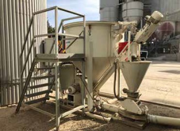 Abb. 48 Vorratsbehlter einer Faserstoffzugabe mit sicherem Podest zur ffnung der Big Bags.