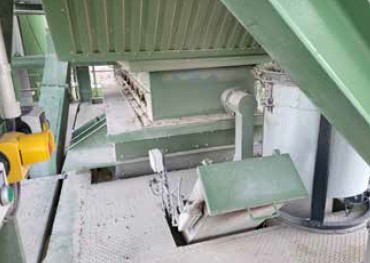 Abb. 49 Zugabeschleuse fr Sackware mit abgesetztem Quittiertaster (linker Bildrand)