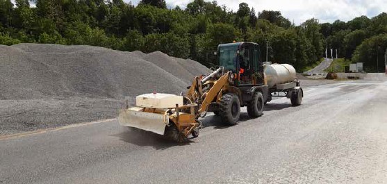 Abb. 5 Radlader mit Kehrmaschinenaufsatz und Wasserwagen