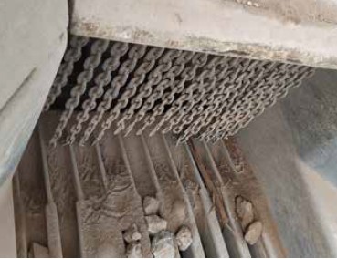 Abb. 56 Kettenvorhang gegen Herausschleudern von Material