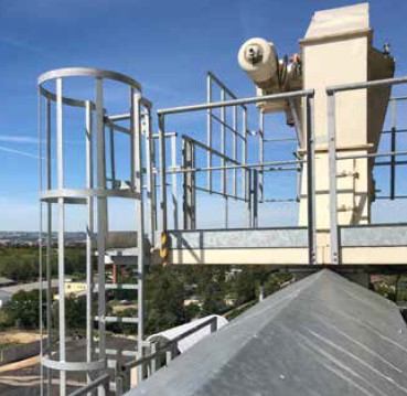 Abb. 59 Sichere Verkehrswege am Becherwerkskopf und abgedeckte bergaberinne in die Paralleltrommel