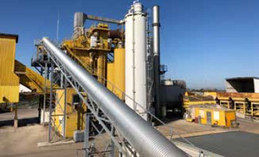 Abb. 61 Abgedecktes Frderband fr die Zugabe von Asphaltgranulat in den Mischer ber Kaltzugabe