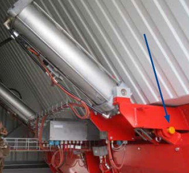 Abb. 70b Sicherung der Auslaufklappe mit Bolzen (Pfeil)