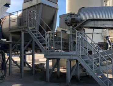 Abb. 75 Treppe und Arbeitsbhne als Zugang zur Wartungsklappe