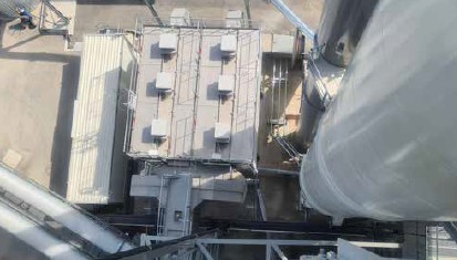 Abb. 77 Wartungsbhne der Filteranlage mit Absturzsicherung