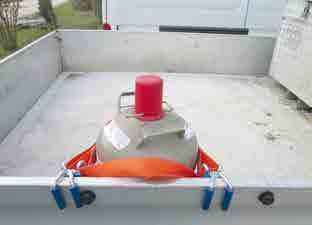 Abb. 162 Sicherung einer Flüssiggasflasche mit Umreifungsgurt und Bordwandkrallen