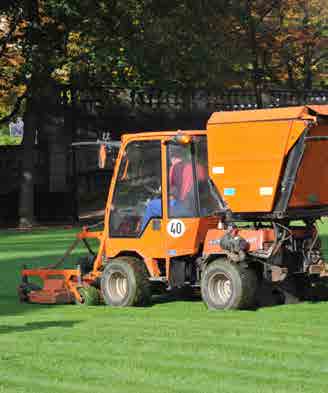 Abb. 38 M�harbeiten mit Aufsitzm�hern und Anbauger�ten