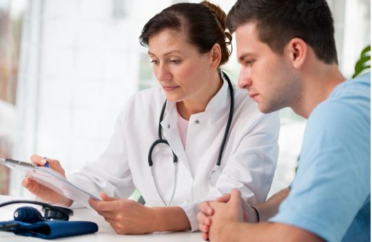Beschäftigter im Gespräch mit der Betriebsärztin