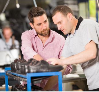 Produktionsleiter im Gespräch mit Zeitarbeitsbeschäftigtem