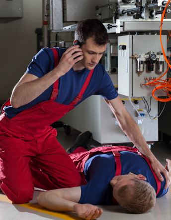Beschäftigter leistet Erste Hilfe für seinen Kollegen und setzt einen Notruf ab