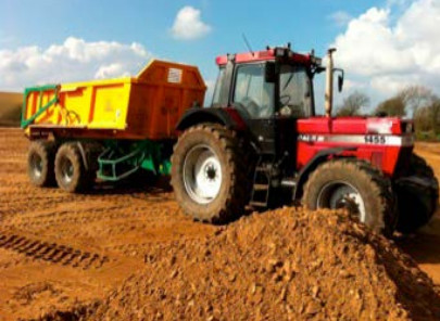 Traktor mit angehngter knickgelenkter Mulde