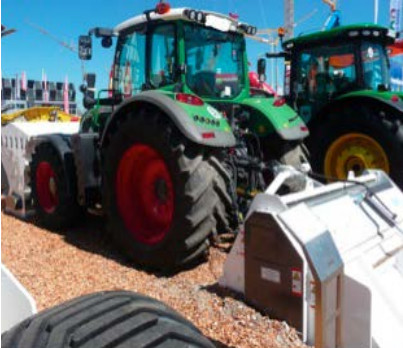 Traktor mit Ballastierung und getragenen Anbaugert