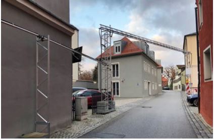 Hochgelegte Leitung zur Straßenquerung