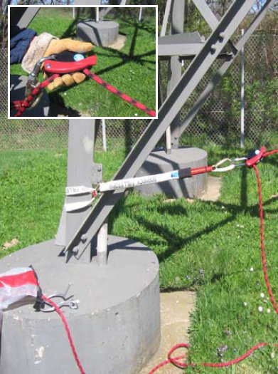 Beispiel für ein am Mastfuß installiertes Sicherungsseil mit „Sicherungsgerät“