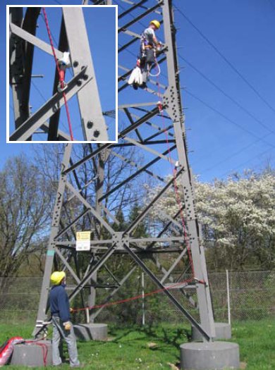 Der erste aufsteigende Versicherte installiert mit Bandschlaufen und Karabinerhaken Anschlagpunkte
