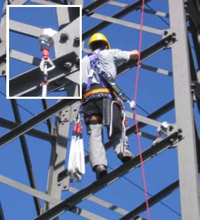 Nach Befestigung des Sicherungsseils an einem Anschlagpunkt können weitere Versicherte mittels mitlaufendem Auffanggerät den Mast besteigen