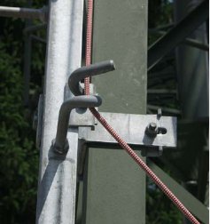 Beispiel für einen Steigbolzen mit Sicherheitseinrichtung mit eingefädeltem Sicherungsseil