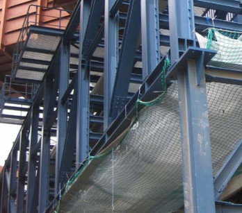 Einsatz eines Schutznetzes zur Montage von Rosten