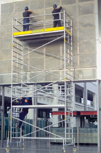 Korrekt aufgebaute fahrbare Arbeitsbühne