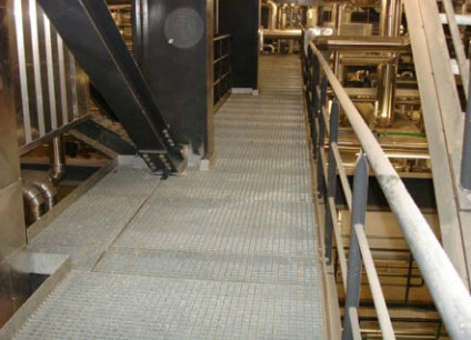 Ausgelegte Gitterrostbühne