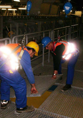 Verlegen von Gitterrosten in ergonomisch ungünstiger  Haltung