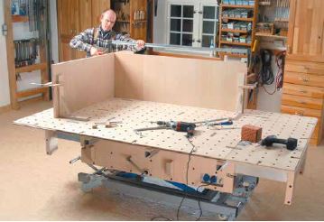 Abb. 11 Hhenverstellbarer und verfahrbarer Montagetisch mit Energieanschluss