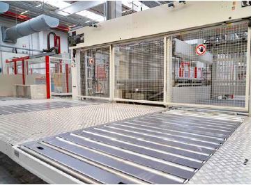 Abb. 14 Arbeitsbereich mit rutschfesten Standflchen und ausgekleideten Rollengngen