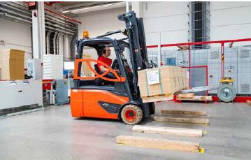 Abb. 18 Last am Gabelrcken anlegen, Hubmast nach hinten neigen. Gabelzinken gleichmig belasten, in niedriger Stellung verfahren