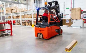 Abb. 19 Niemals ohne Sicht fahren. Beim Transport hoher Lasten ausnahmsweise rckwrts fahren oder Einweiser zu Hilfe nehmen.